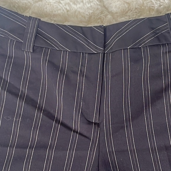 Black pin stripe capris pants size 8 - Picture 2 of 4